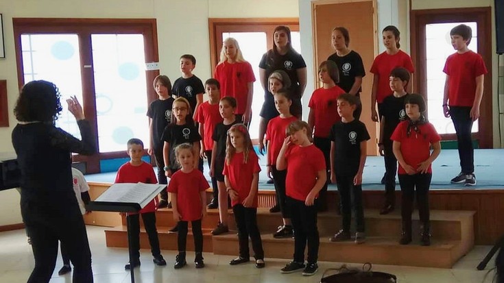 Haurrak musikan murgiltzera gonbidatzen ditu Ametsa abesbatzak