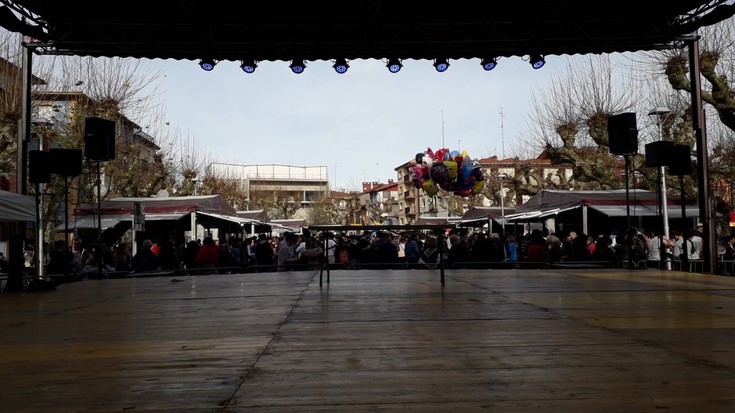 Txistorra, txoznak eta euskal eragileak prest Irunen Santomas Eguna ospatzeko