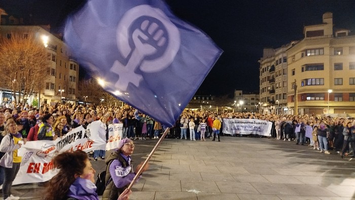 Zarautzen emandako «feminizidioa» gaitzesteko kontzentrazioa deitu dute Irunen