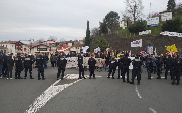 Rassemblement National frantses eskuin muturreko alderdiak "inmigrazio masiboaren" kontrako ekitaldi politikoa egin du Pausun