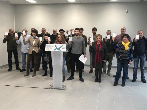 Irun, Donostia, Zalla, Balmaseda eta Alonsotegiko Gure Esku Dago herri dinamikaren ordezkariek igandeko herri galdeketetan parte hartzeko deia egin du