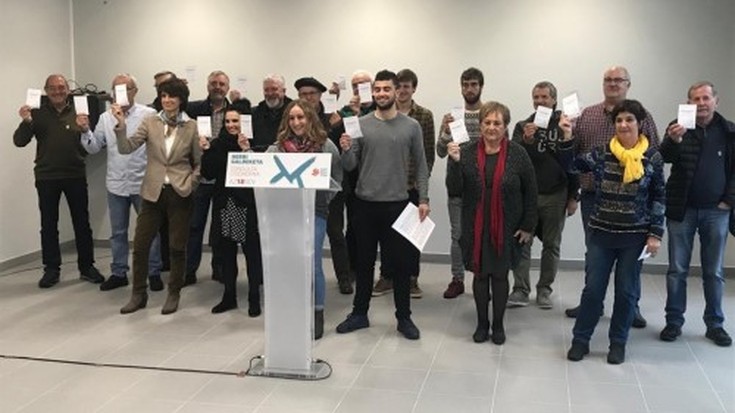 Irun, Donostia, Zalla, Balmaseda eta Alonsotegiko Gure Esku Dago herri dinamikaren ordezkariek igandeko herri galdeketetan parte hartzeko deia egin du