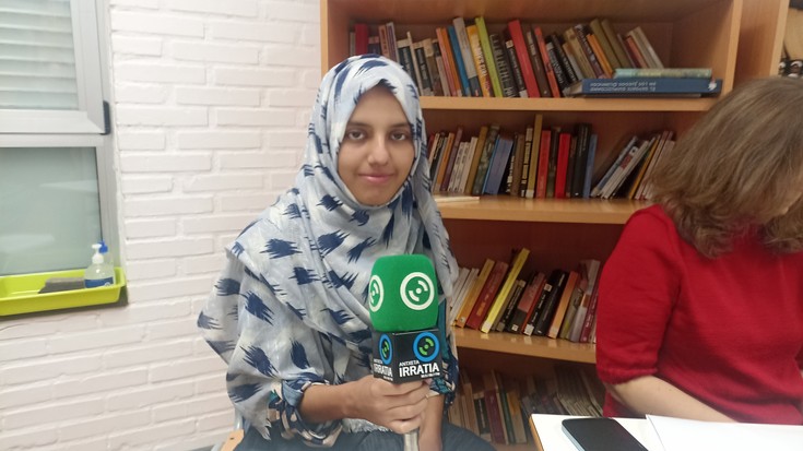 Uhinak Koloretan: Ayesha Siddiva Muhammad Bibi (Pakistan)