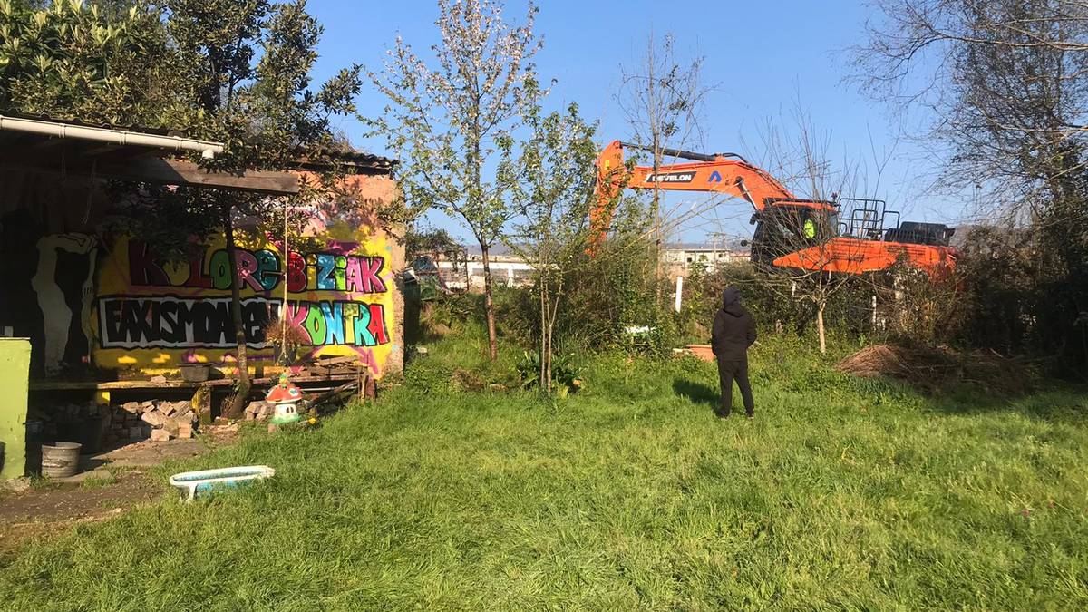 ELKARRIZKETA: Irungo Lakaxita gaztetxearen ondoko basotxoa suntsitu dute