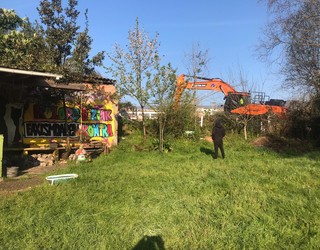 ELKARRIZKETA: Irungo Lakaxita gaztetxearen ondoko basotxoa suntsitu dute