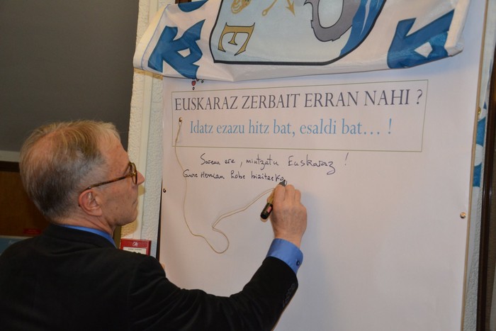 "Euskaraz zerbait erran nahi?"
