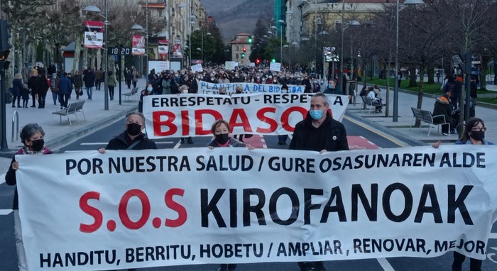 Bidasoak «errespetua» merezi duela aldarrikatu zuten milaka lagunek Irunen larunbatean