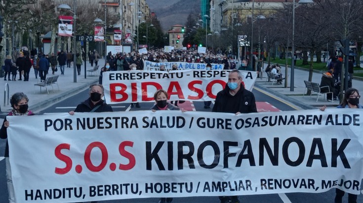 Bidasoak «errespetua» merezi duela aldarrikatu zuten milaka lagunek Irunen larunbatean