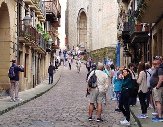 Bisitariek eragindako gastuak arintzeko 700.000 eurotik gora ekarriko ditu Hondarribiko tasa turistiko berriak