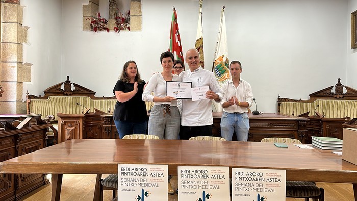Erdi Aroko pintxorik onena egiteko erronka bota die udalak Hondarribiko sukaldariei