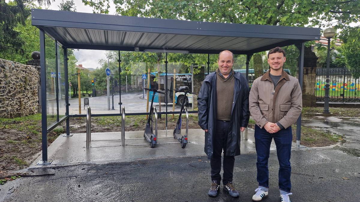 Martindozenea Gaztelekuan instalatu dute bizikletentzako Irungo lehen aparkaleku estalia - Irun | Antxetamedia