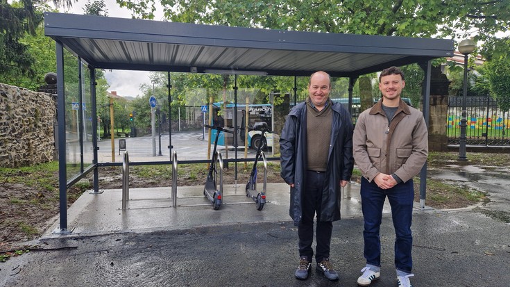 Martindozenea Gaztelekuan instalatu dute bizikletentzako Irungo lehen aparkaleku estalia