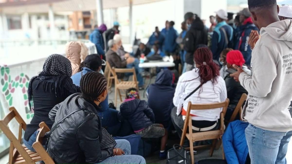 Hilanderaseko trantsituko migratzaileen aterpetxea zabalik mantentzeko konpromisoa adierazi du Gobernuak