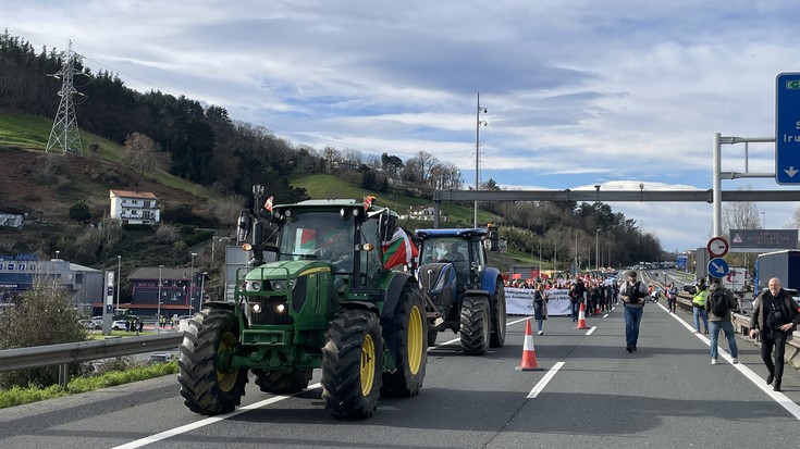 Ehunka laborari mobilizatu dira Biriatun, Ipar eta Hego Euskal Herrikoen arteko elkartasuna irudikatuz