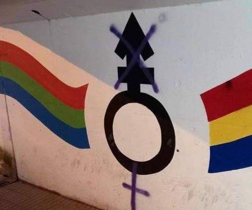 Ustez "feministak" diren LGTBIQ+ kolektiboaren kontrako pintaketak salatu ditu Irungo Udalak