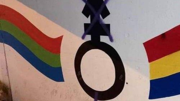 Ustez "feministak" diren LGTBIQ+ kolektiboaren kontrako pintaketak salatu ditu Irungo Udalak