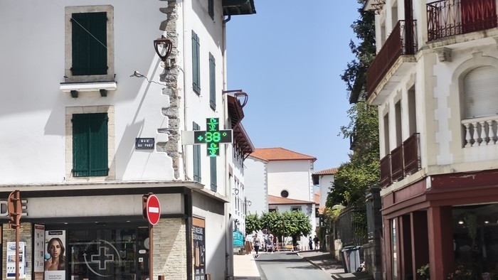 Alerta gorriagatik aparteko neurriak hartu dituzte Hendaian beroari buru egiteko