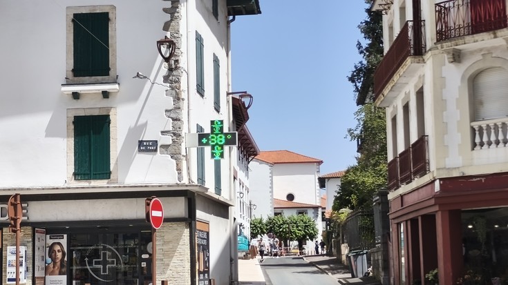 Alerta gorriagatik aparteko neurriak hartu dituzte Hendaian beroari buru egiteko