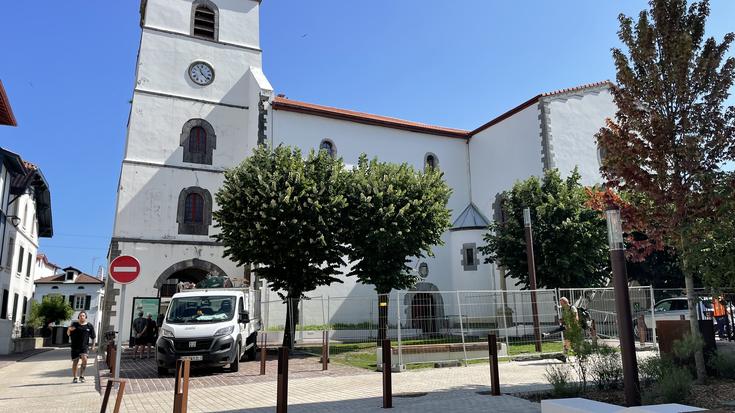 Hendaiako herriko plazaren berritzearen ondotik, Bixintxo eliza da hurrengoa