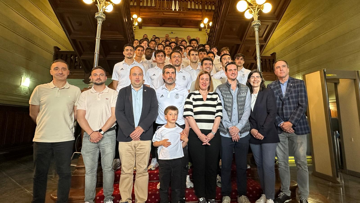 Real Unioneko familia zabalari harrera egin dio Irungo Udalak igoera ospatzeko