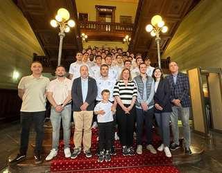 Real Unioneko familia zabalari harrera egin dio Irungo Udalak igoera ospatzeko