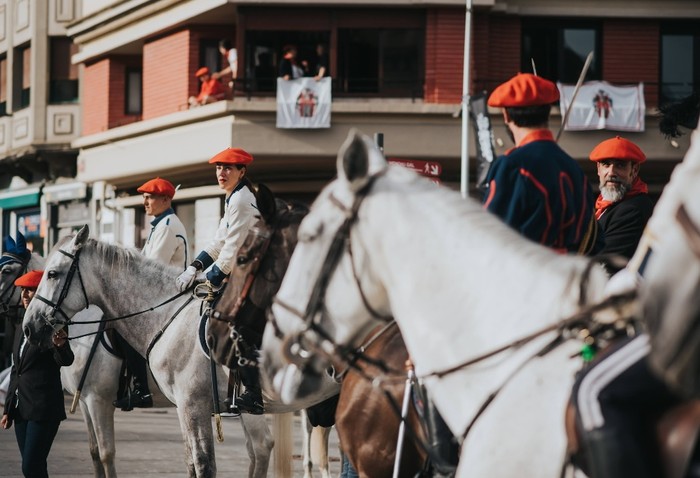 Alarde Publikoa: «Alkateak ezikusiarena egiten du, ez gaitu harritzen, normaltasunean sartzen ditu normalak ez diren erreakzioak»