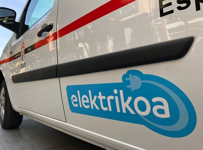 Auto elektrikoen garapena laguntzeko karga-puntuak ezartzeko plana du Irungo Udalak