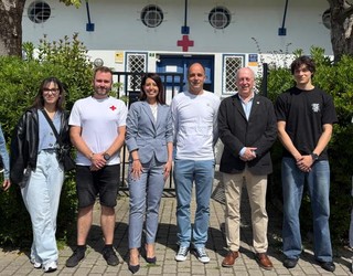 Foru Aldundiak garraio publikoa behartuenei ere bermatzeko ekimen arrakastatsua abian jarri du Gurutze Gorriarekin elkarlanean