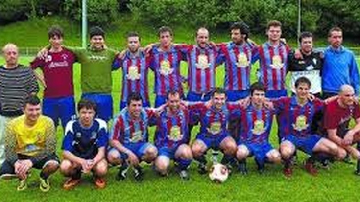 Berako Gure Txokoa futbol talde nagusiak mailari eustea lortu du 