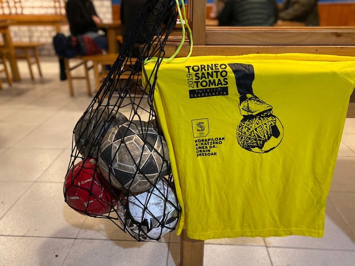 Santomas Futbito Txapelketa antolatzen ari dira oztopo guzien gaindi