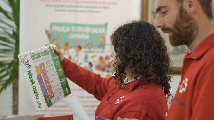 Gabonetan lehen eta bigarren mailako haurrak egon ez daitezen lanean dihardu Gurutze Gorria