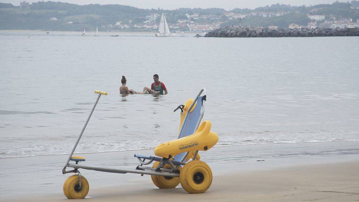Hondartza denboraldia hasi da Hondarribian bainuaz oztoporik gabe gozatzeko
