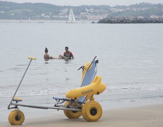 Hondartza denboraldia hasi da Hondarribian bainuaz oztoporik gabe gozatzeko