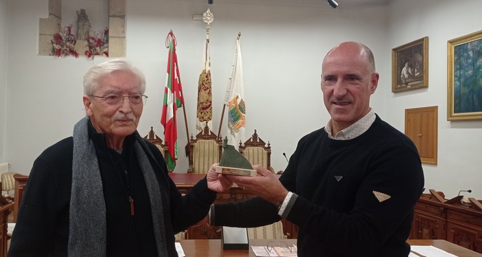 Euskarari mende erdiko ekarpenaren aitortza egin diote Hondarribian Patri Urkizuri