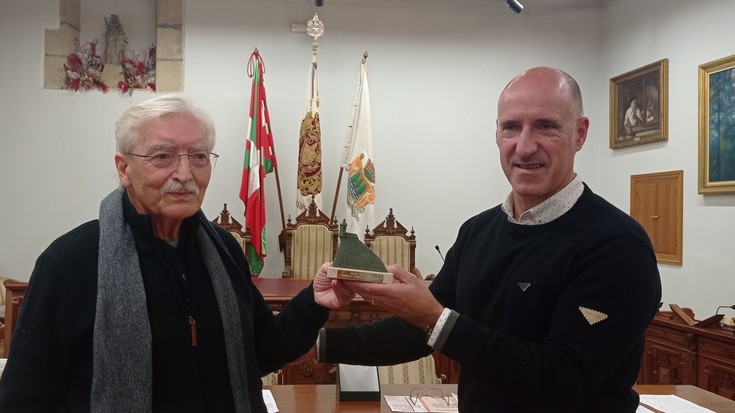 Euskarari mende erdiko ekarpenaren aitortza egin diote Hondarribian Patri Urkizuri
