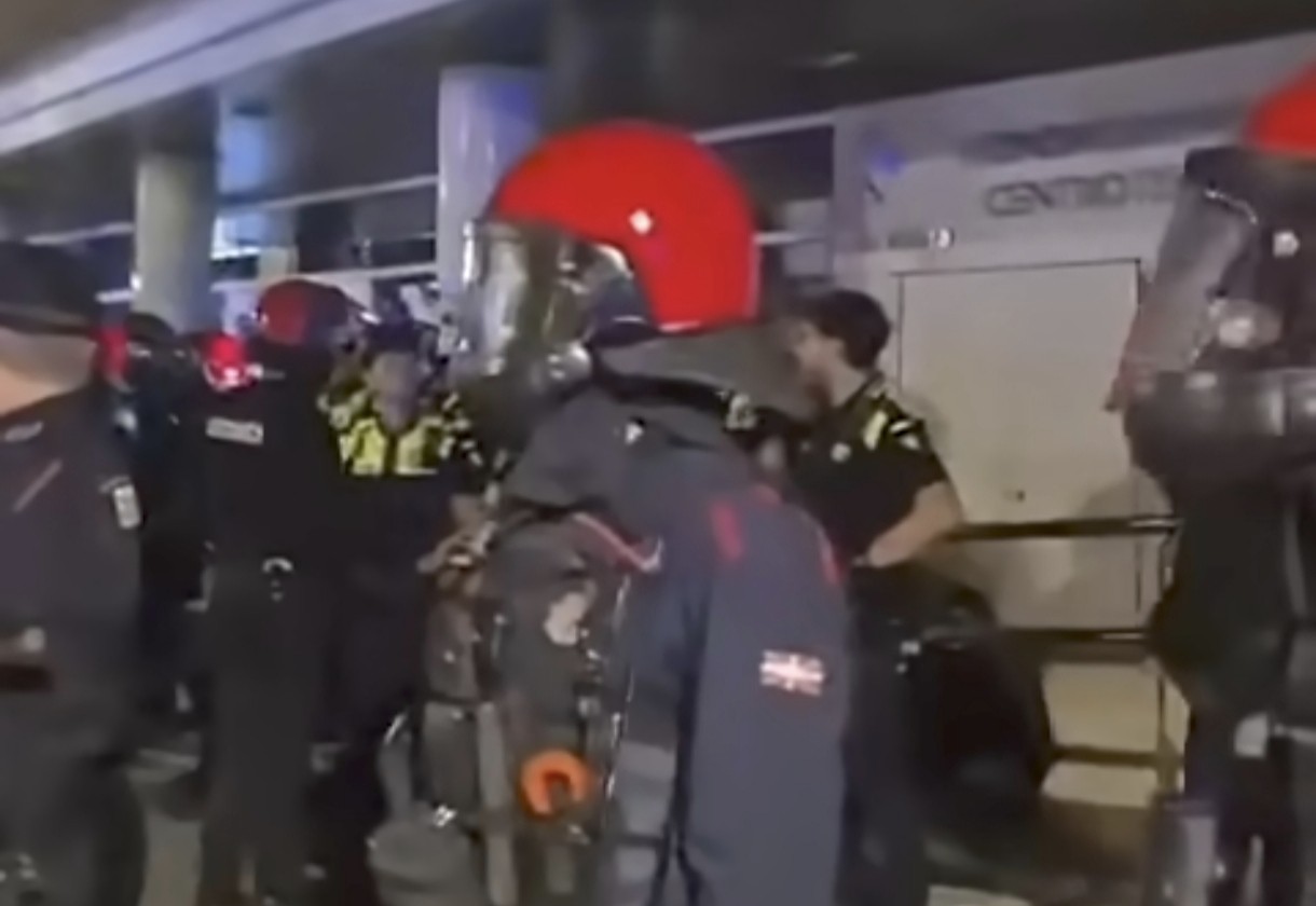 Itsas Etxean faxismoaren aurka pankarta bat jarri ondoren sortutako istiluetan bi gazte atxilotu ditu Ertzaintzak