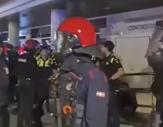 Itsas Etxean faxismoaren aurka pankarta bat jarri ondoren sortutako istiluetan bi gazte atxilotu ditu Ertzaintzak
