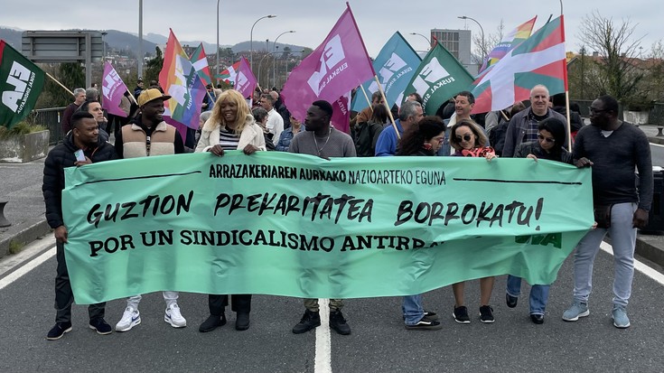 Arrazakeriaren eta prekaritatearen aurka mobilizatu da ELA sindikatua Santiago zubian