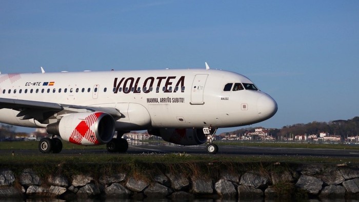 Hegaldi gehiago proposatu arren, bidaiari gutxiago ditu Hondarribiko aireportuak aurten