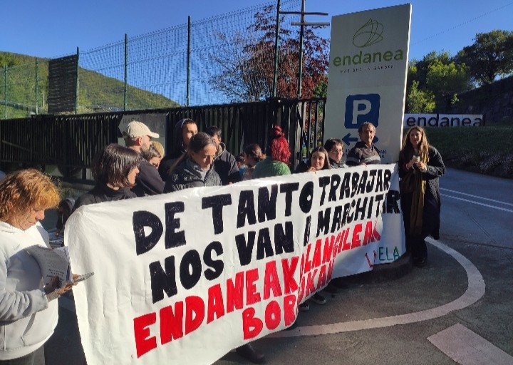 Endaneako langileek eta arduradunek enpresa akordio berria izenpetu dute