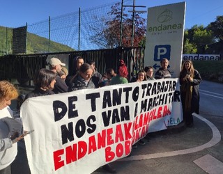 Endaneako langileek eta arduradunek enpresa akordio berria izenpetu dute