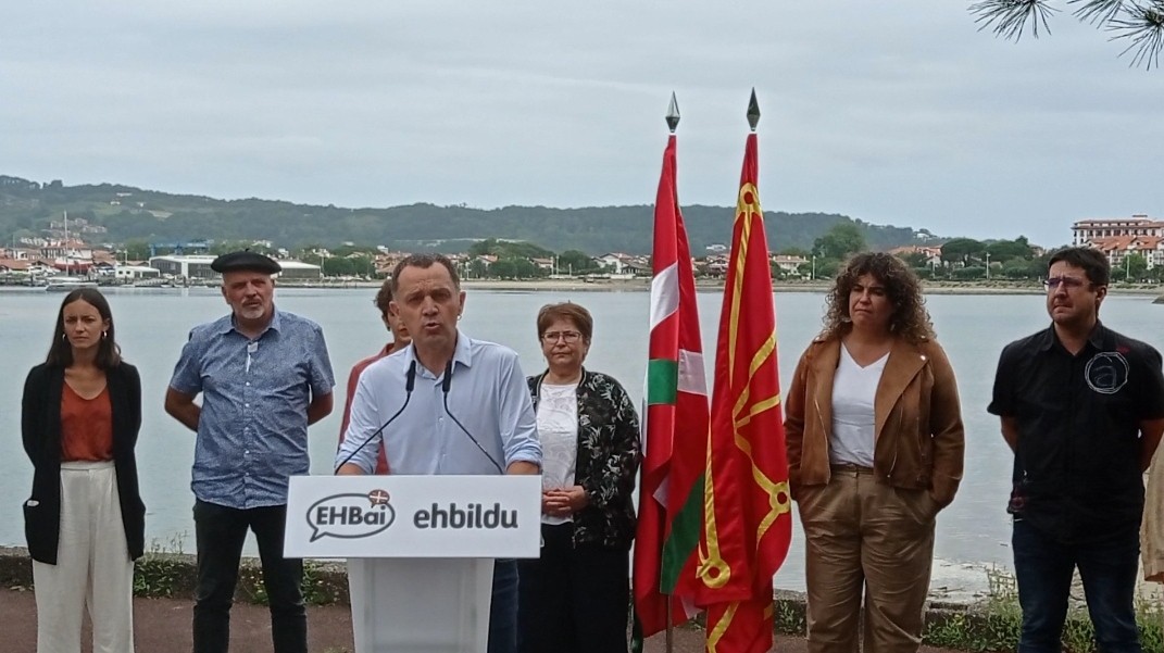 «Erakusleiho handia ireki zaigu milioika pertsonari adierazteko hemen herri bat dagoela»