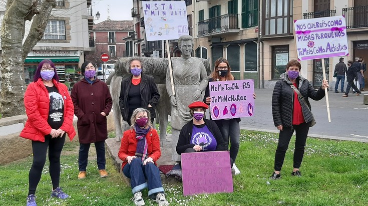 Balkoiak morez jantzi eta M8an borroka feministaren harrabotsa plazaratzeko deia luzatu dute Irunen