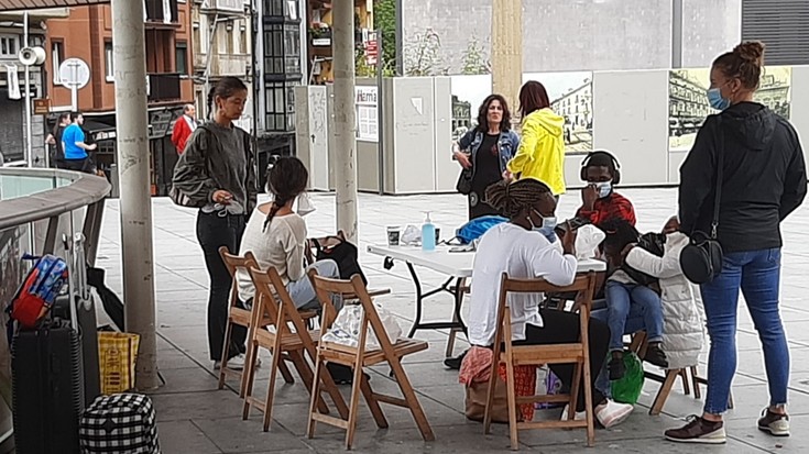 Irungo Harrera Sareak migranteak laguntzen jarraituko du neurri eta oztopoen gainetik