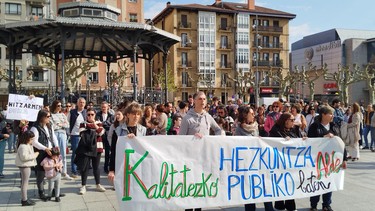 Irungo lau guraso elkartek "kalitatezko eskola publiko baten alde" kaleak hartzeko deia egin dute