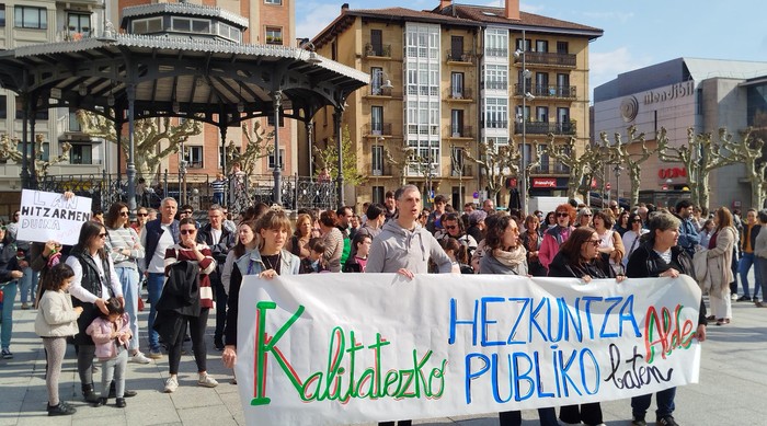 Irungo lau guraso elkartek "kalitatezko eskola publiko baten alde" kaleak hartzeko deia egin dute