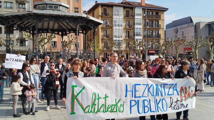 Irungo lau guraso elkartek "kalitatezko eskola publiko baten alde" kaleak hartzeko deia egin dute