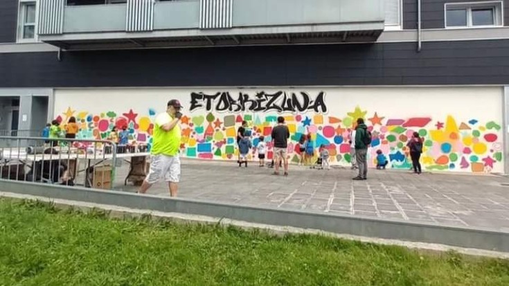 Auzoa batzen duen murala amaitzeko deia luzatu du Judas Arrietak