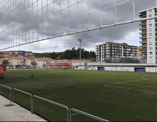 Larreaundiko futbol zelaia ordezkatzen hasi dira denboraldiaurrerako prest egon dadin