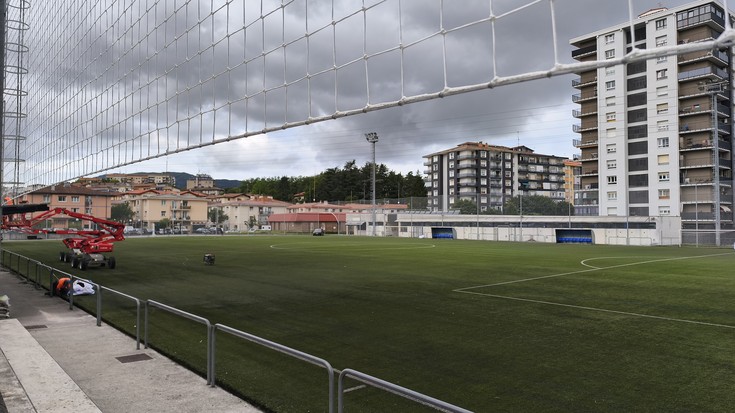 Larreaundiko futbol zelaia ordezkatzen hasi dira denboraldiaurrerako prest egon dadin